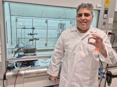 KİMYAGERLER, IŞIK VE HAFİF ISI KULLANARAK AKTİF HALE GELEN AKILLI PLASTİK BENZERİ MALZEMELER GELİŞTİRİYORLAR